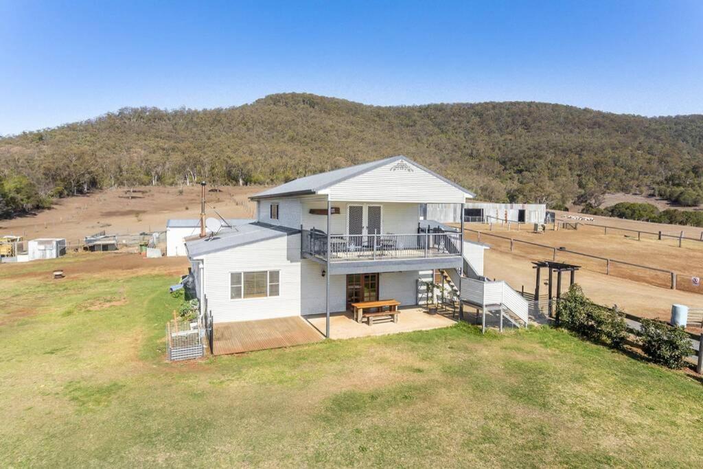 Apartment Hillview, A Quiet Country Escape With Views.